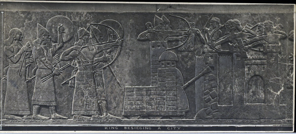 Ассирийцы осаждают подвластный Уруку город, используя осадные машины