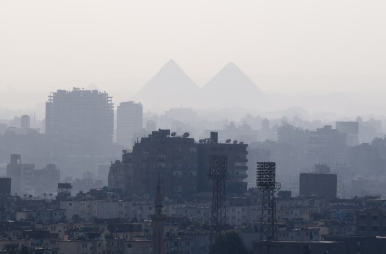 Город Каир и вид на пирамиды и плато Гиза.