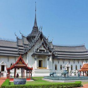 Восстановленная реплика дворца Sanphet Prasat из разрушенной Аютайи. «Древний Город», Бангкок