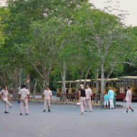 Рабочий день окончен: водители трамваев играют в мяч на выходе из парка «Древний Сиам»