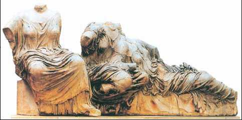 Фидий. «Три богини» («Мойры?»). Статуи восточного фронтона Парфенона. Мрамор. 438—32 гг. до н. э. Национальный археологический музей. Афины