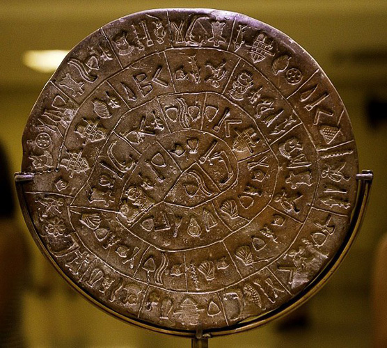 Фестский диск Музей Ираклиона Перед вами самый древний печатный текст в мире. Терракотовый диск украшен странными знаками, выдавленными печатями. Технология выполнения этих штампов остается загадкой.