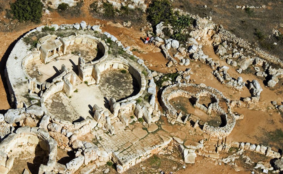 Мегалитические Храмы Группа из шести храмов разного стиля — одно из любимых туристических мест Мальты. Мегалитические постройки примечательны не только своим возрастом (они датированы 3 500 г. до Р.Х.), но и прямой связью с современными техническими решениями.