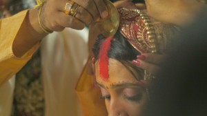 Нанесение красной полоски перед бракосочетание в Индии