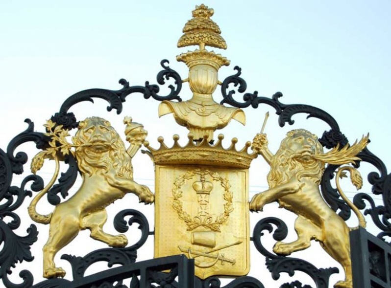 Ворота около дворца украшены гербом графа Шереметева