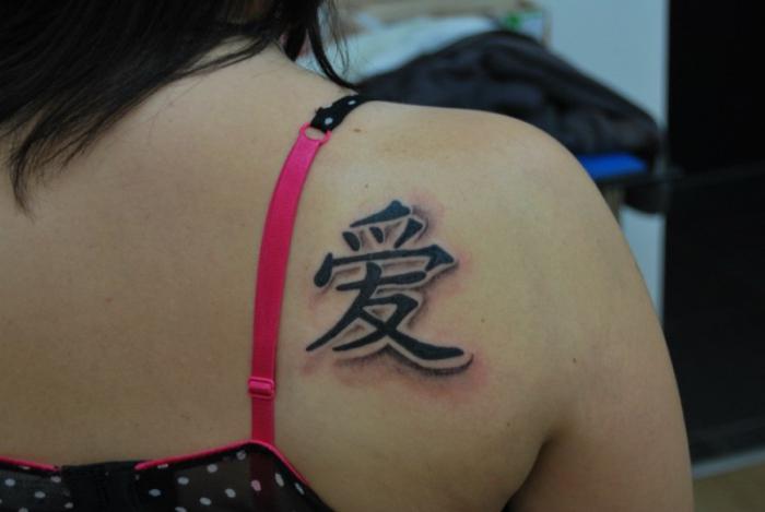 татуировка иероглиф любовь