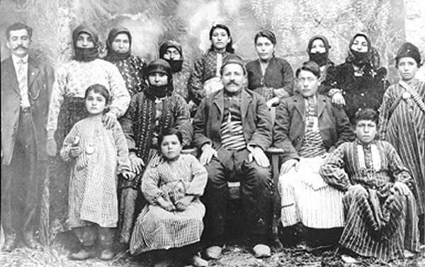 Старая фотография семьи армян