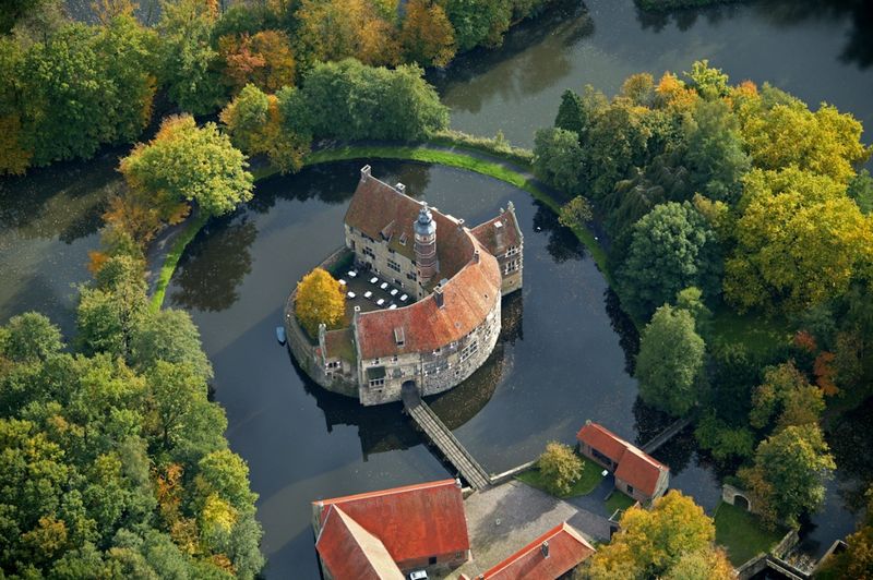 10 красивейших замков на воде (19 фото)
