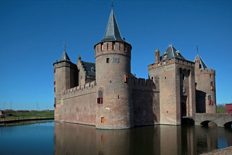 10 красивейших замков на воде (19 фото)