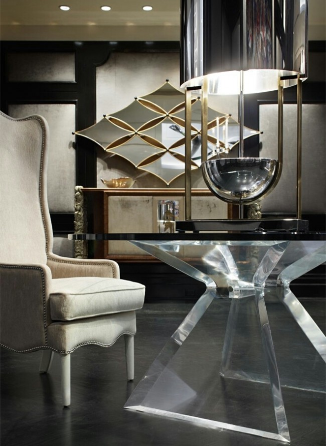 Очарование стиля фьюжн в дизайне интерьера комнаты, где центр внимания - зеркала изысканной формы в тонком золотом обрамлении