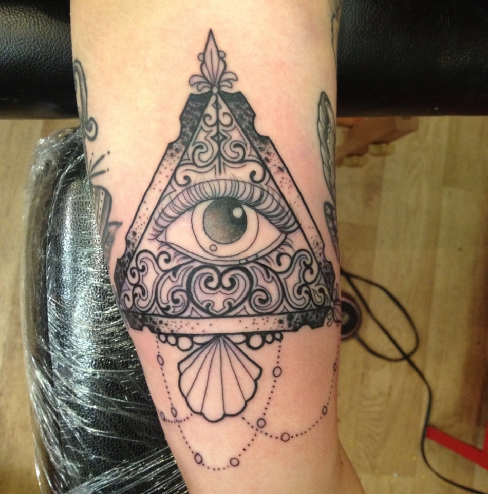 Татуировка от сглаза глаз в пирамиде