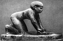 Женщина, растирающая зерно. Статуэтка ид египетской гробницы. V династия.