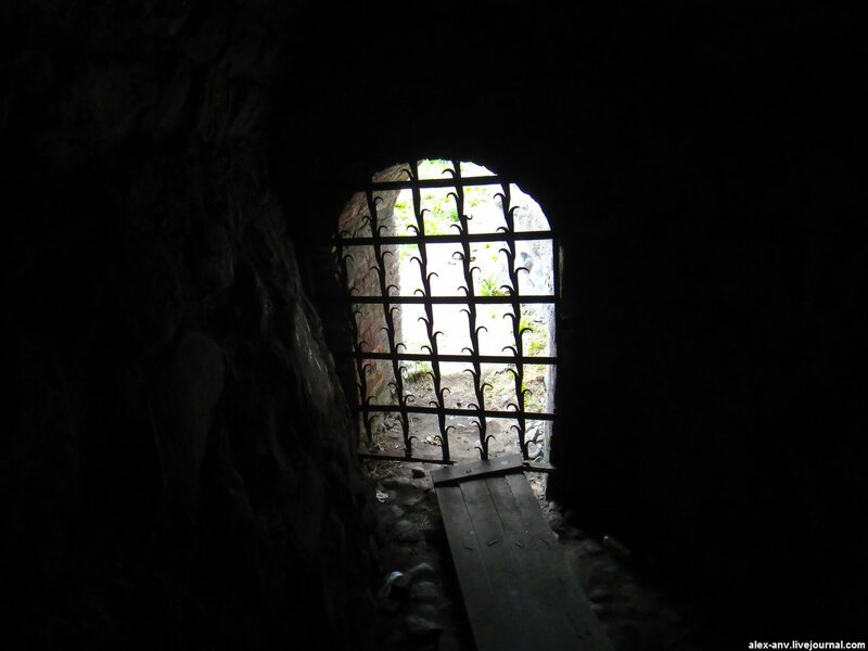 Внутри крепостной стены