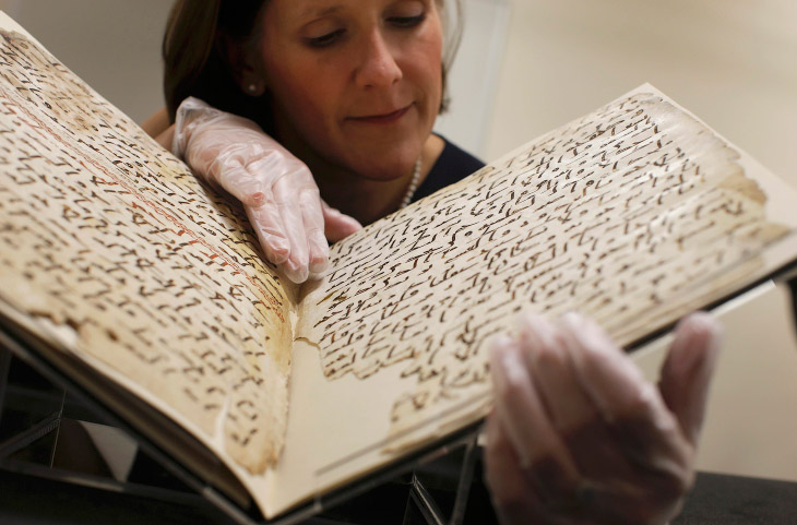 2. Самый древний в мире Коран, хранившийся в Бирмингеме, долгие годы стоял на полке рядом с другими 