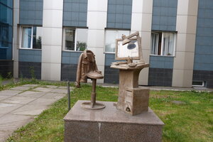 Памятник дизайнеру в Красноярске