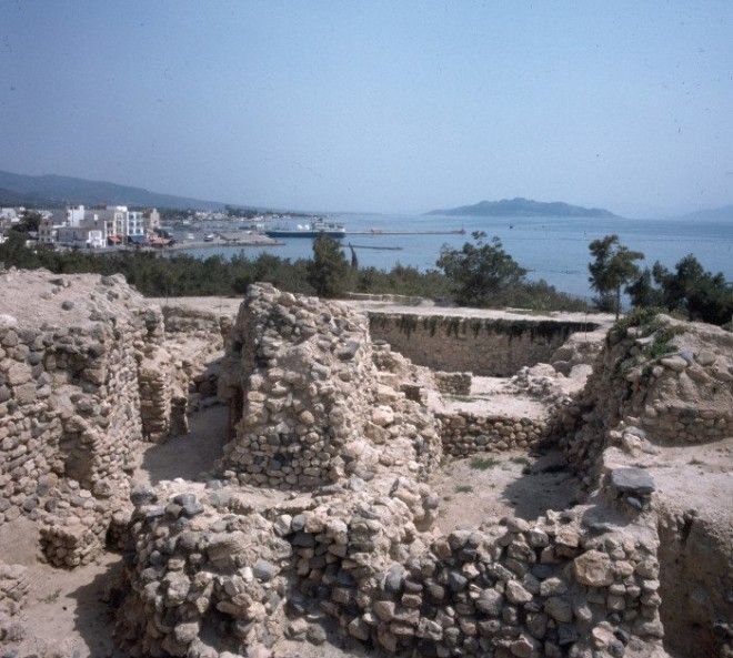 На археологических раскопках древнего города на холме острова Эгина