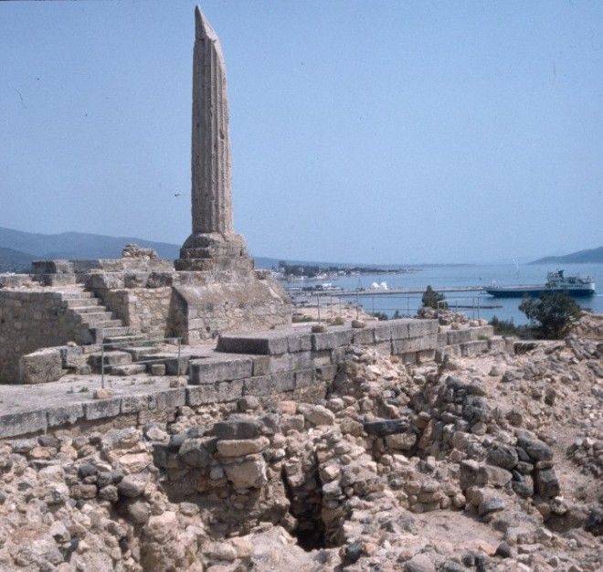 Колонна и подвальноцокольная часть храма Остров Эгина