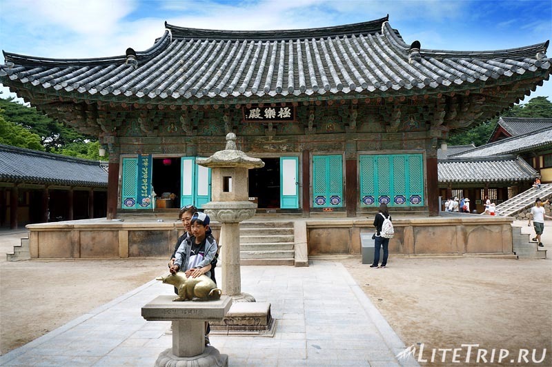 Южная Корея. Кёнджу. Храм Пульгукса -один из залов.