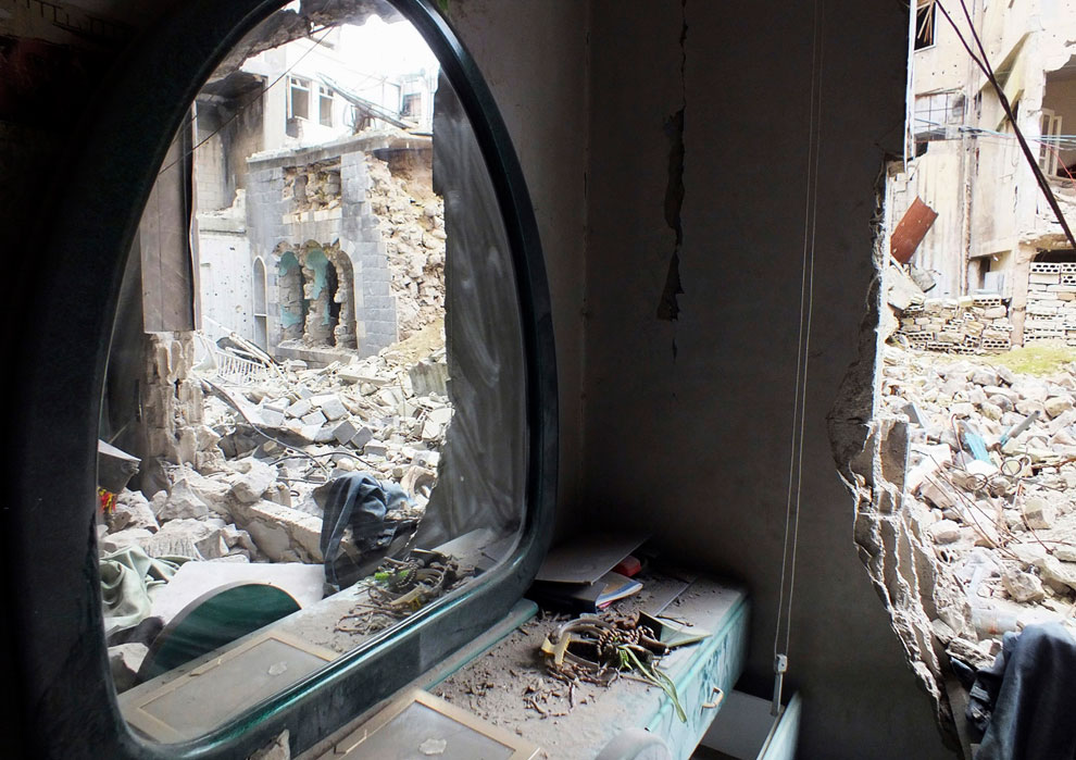 Отражение в зеркале в старом разрушенном доме в Хомсе