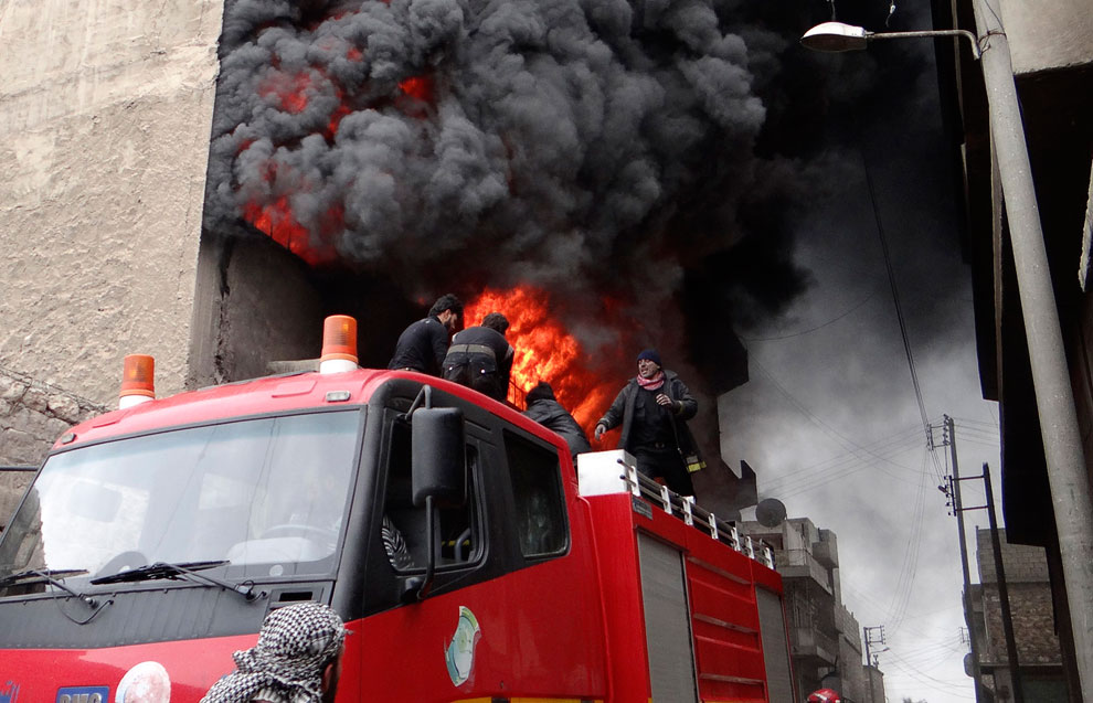 Пожарные пытаются спасти очередное горящее здание