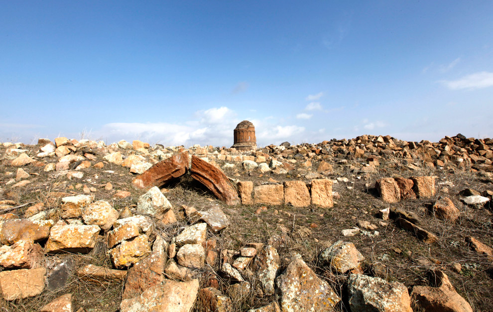 Остатки церкви Святого Спасителя среди руин города Ани