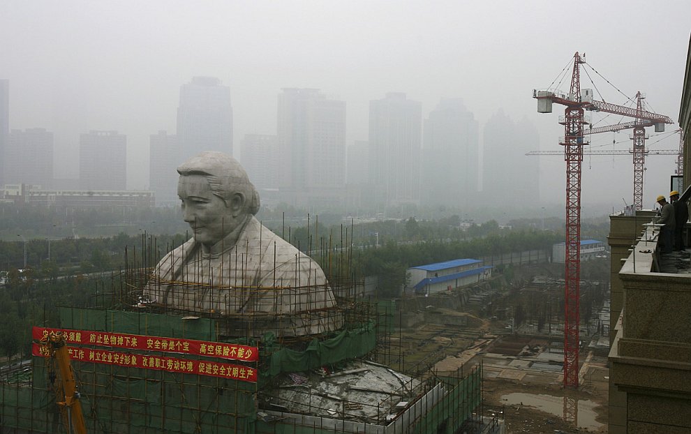Возведение статуи китайскому политическому деятелю Сун Цинлин