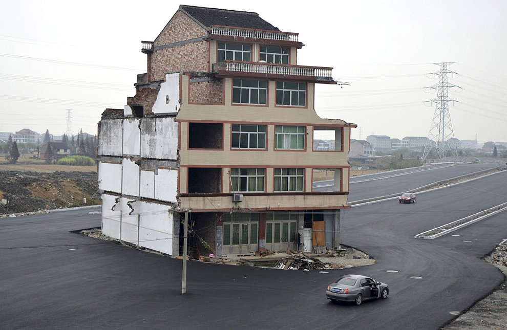 Когда власти Китая решили построить здесь дорогу, им пришлось снесли жилой район