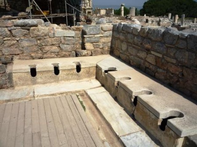 Интересные факты об общественных туалетах Древнего Рима (4 фото)