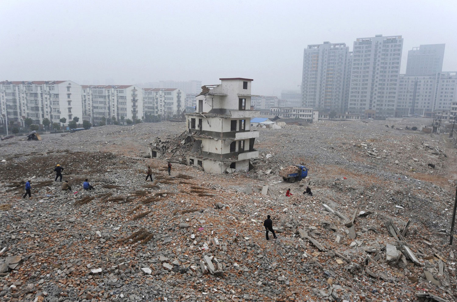 Полуразрушенный дом - достопримечательность Китая, фото