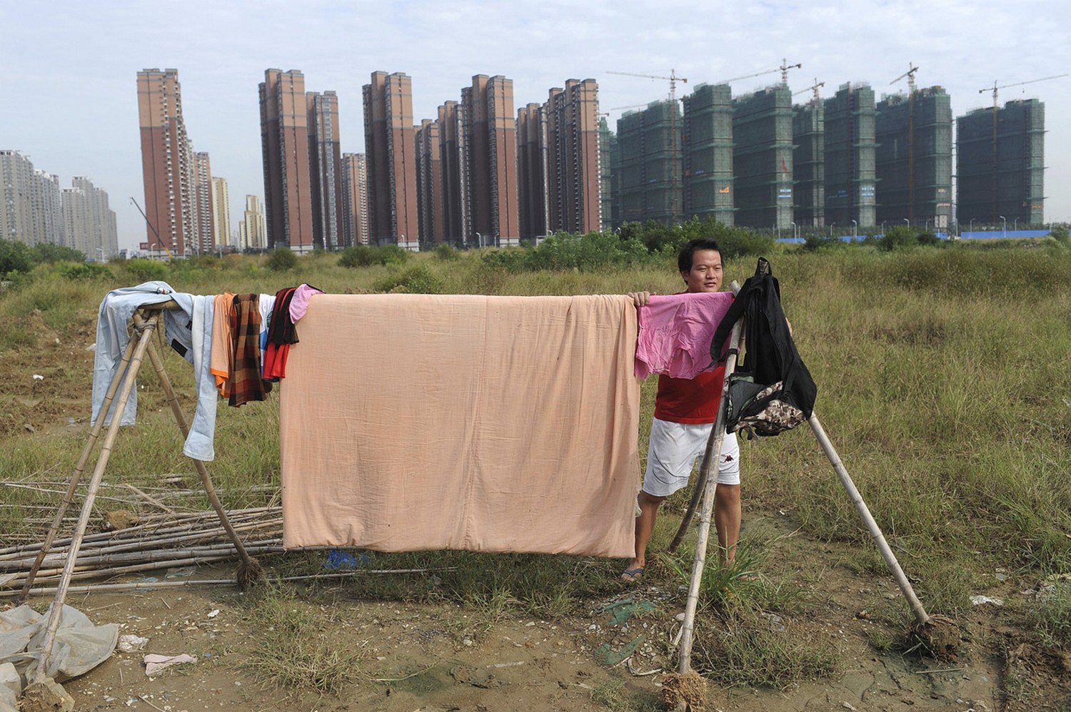 сушка белья в жилом квартале Китая
