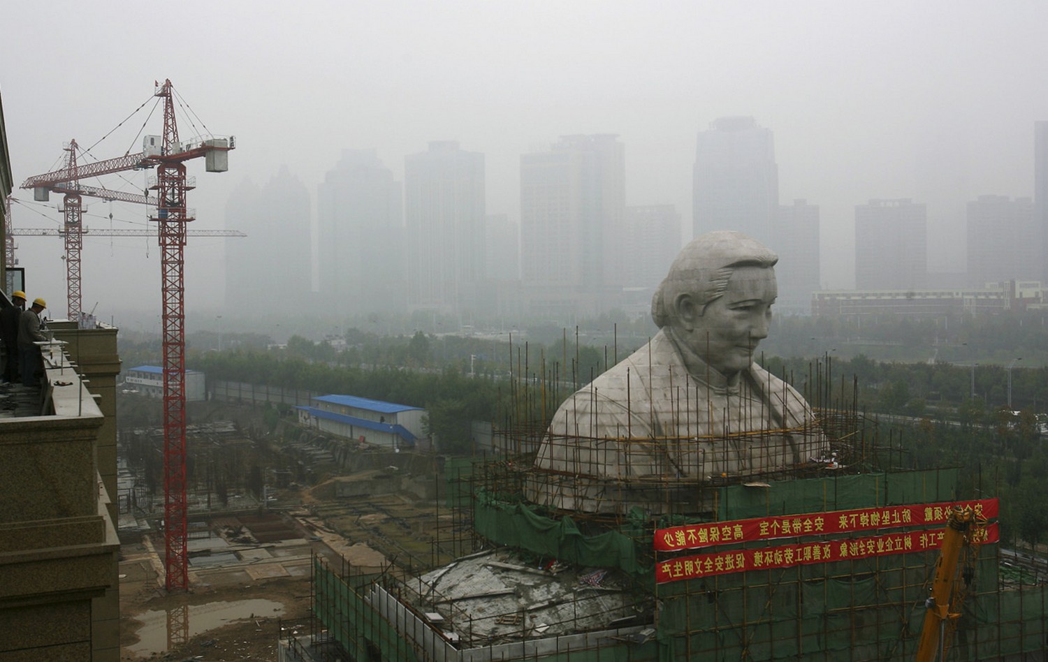 архитектурная статуя в центре Китая, фото