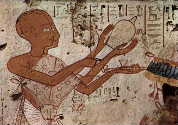 Почему древнеегипетские жрецы выходя из храма пятились