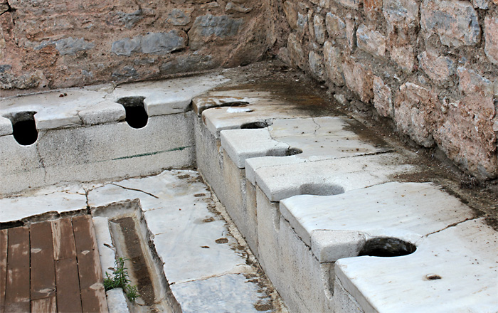 Самый древний в мире общественный туалет