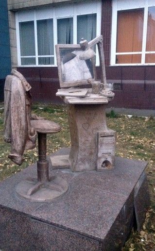 фотография памятника дизайнеру в Красноярске