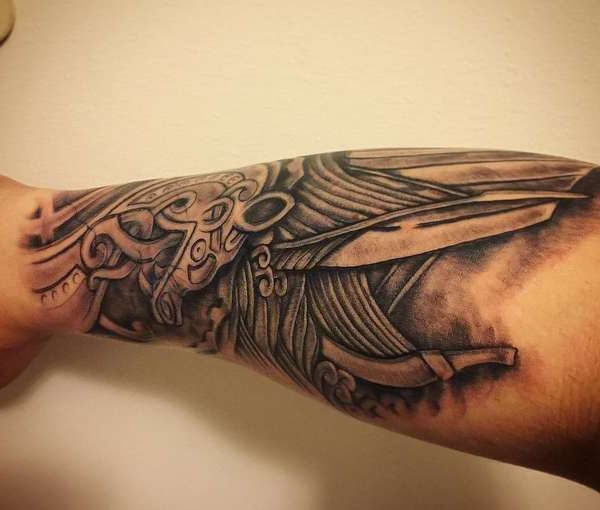 Скандинавская татуировка на руке