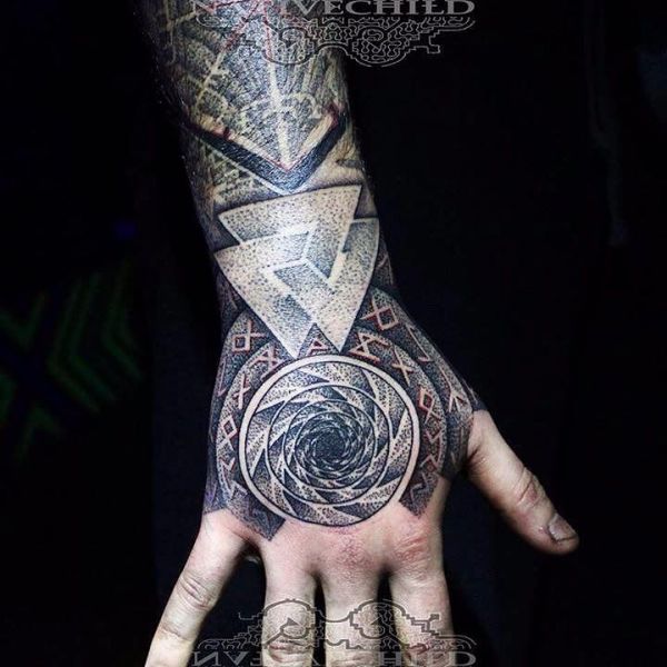 Татуировка рукав с изображением рун