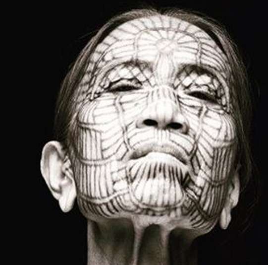 Этническая татуировка на лице женщины
