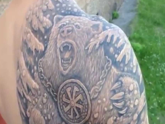 Медведь с цепью на шее - русская татуировка на плече