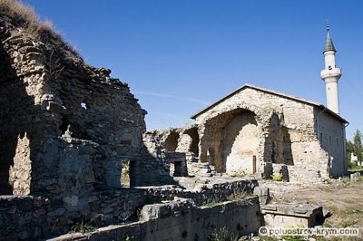 Развалины средневекового медресе в Старом Крыму