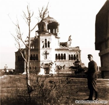 Разрушенные Свято-Владимирский собор в Херсонесе. 1942 год