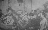 Жители Брянска встречают воинов-освободителей. Сентябрь, 1943 г.