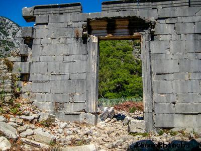 Входной портал храма в городе Олимпос