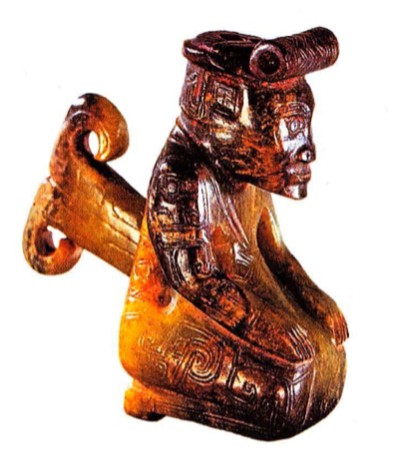 Нефритовая статуэтка ритуального характера в виде коленопреклонённой женщины. Эпоха Шан