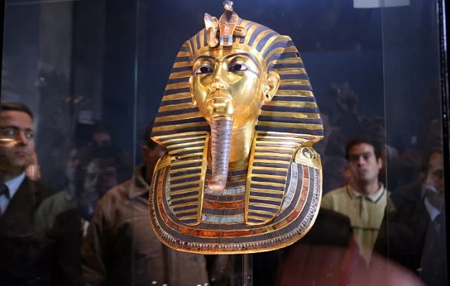 Золотая погребальная маска Тутанхамона (XIV в. до н. э.)