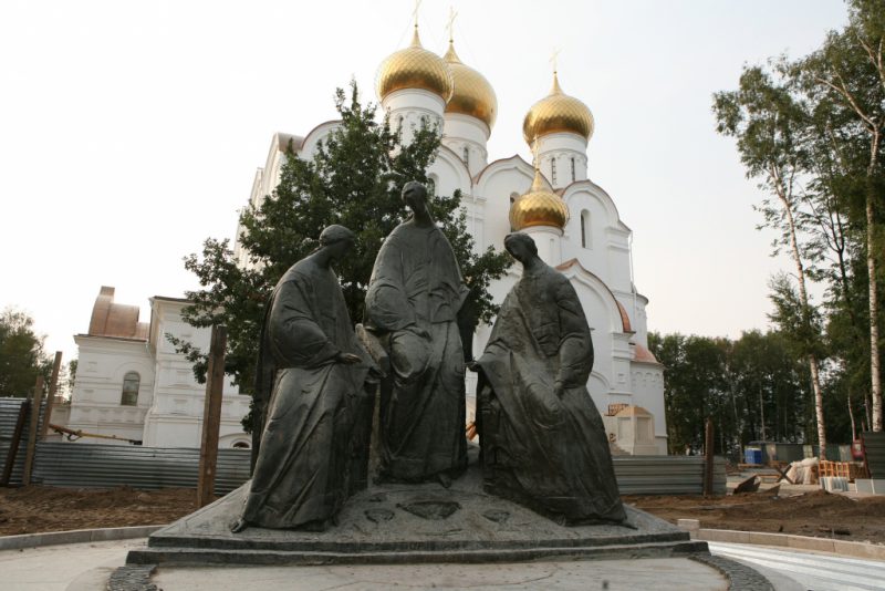 Скульптура «Троица»