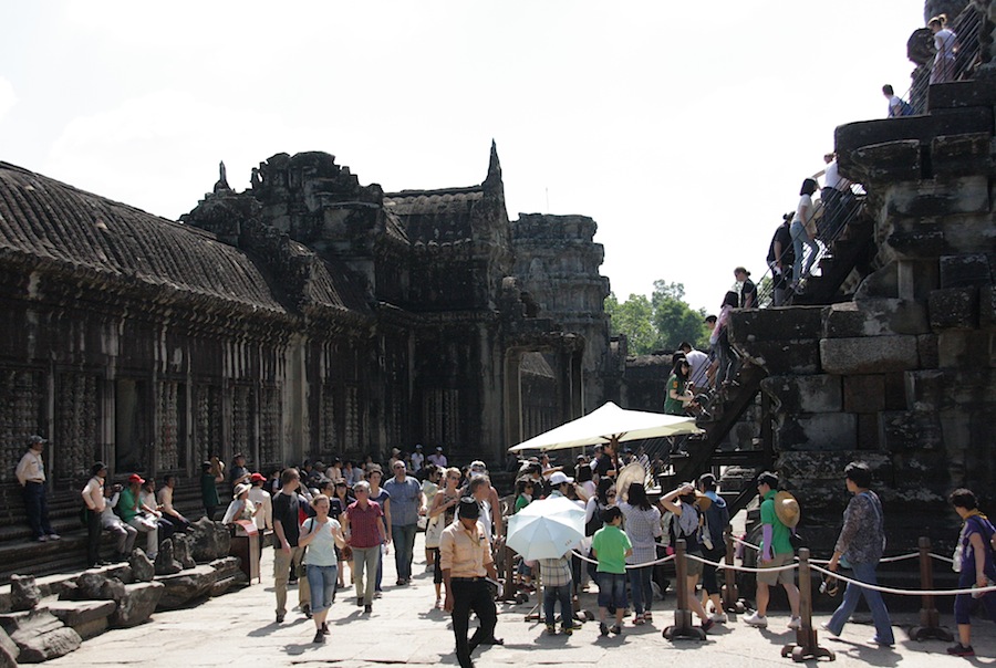туристы в Ангкор-Вате