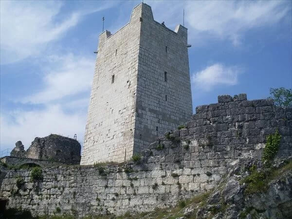 Фото: Восточная башня Анакопийской крепости