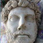 Римский император Адриан, осиротел в 10 лет.