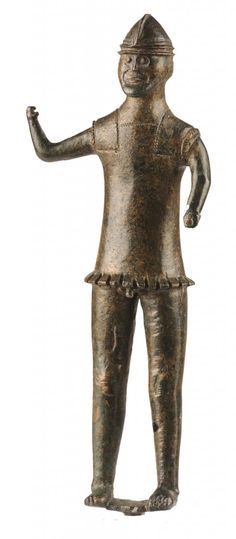 ​Бронзовая статуэтка IV века до н. э., изображающая галльского воина, одетого в греческий полотняный панцирь и этрусский шлем с нащёчниками - Кельты в Галлии | Warspot.ru