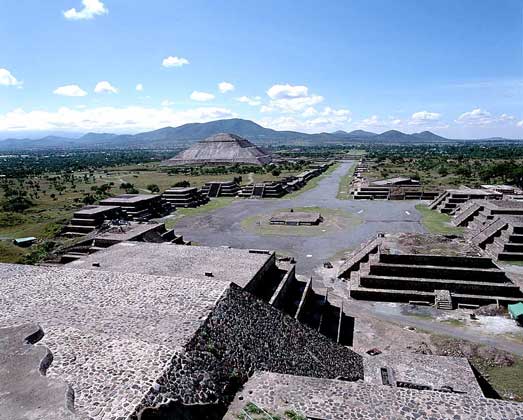  IGDA/G. Dagli Orti РАЗВАЛИНЫ ГОРОДА ТЕОТИУАКАН в межгорной долине примерно в 50 км к северо-востоку от города Мехико. Археологами вскрыты две громадные пирамиды Солнца и Луны, множество небольших пирамид и других построек.